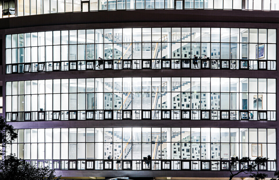 우리 대학 인문관 길도(틈새학습공간)에서 학생들이 공부하고 있다. (부산대 제공)