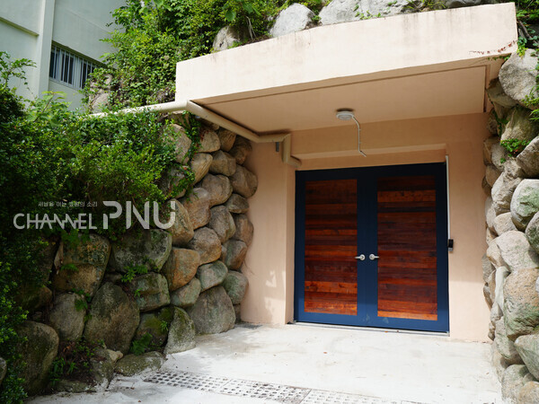 지난 5월 30일 우리 대학 박물관의 유물을 보관하는 수장고로 개조된 우리 대학 지하 벙커. [송채은 제작부장]