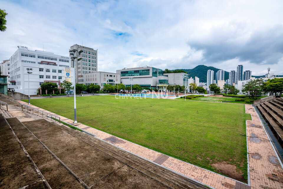 지난 8월 10일 우리 대학 넉넉한 터. 대학본부는 최근 인문대학과 공과대학을 제외한 다른 단과대학이 출범식과 단과대축제 등의  행사를 위해 넉넉한 터를 단독으로 대관할 수 없다고 밝혔다. [송민수 기자]