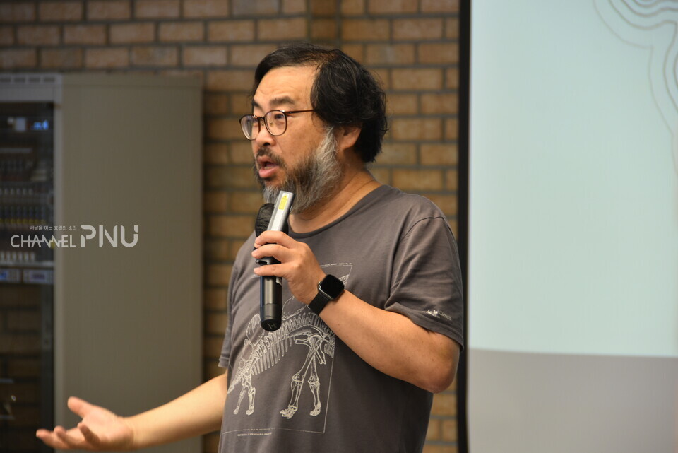 지난 8월 28일 우리 대학 새벽벌도서관에서 열린 '알쓸신작' 강연에 초청된 펭귄각종과학관 이정모 관장. [박선영 기자]