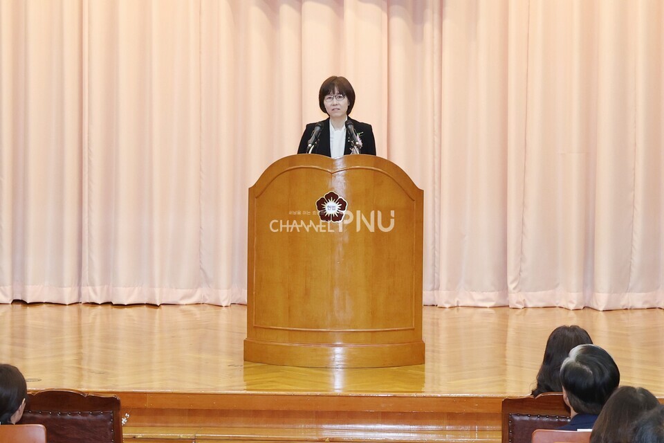 지난 4월 18일 진행된 이미선 전 헌법재판관의 퇴임식 현장. 현재 지난 4월 헌법재판소 재판관을 퇴임한 이미선 전 헌법재판관이 우리대학 법학전문대학원 석좌교수로 임용된다는 소식이 알려져 화제다. [출처: 헌법재판소 홈페이지]