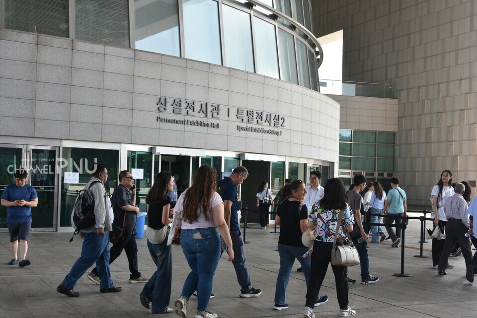 Foreign visitors entering the National Museum of Korea in groups on the afternoon of August 21st. [Yun Hae-Rin, Reporter]