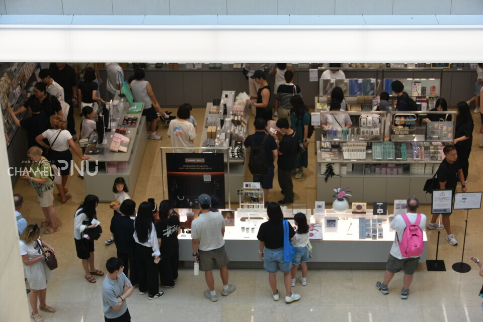 On the afternoon of the 21st, the first-floor museum shop at the National Museum of Korea is filled with people browsing merchandise. [Yun Hae-Rin, Reporter]