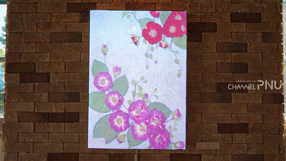 One of the pressed-flower horticultural works by the late grandmothers Kim Sun-Ak and Shim Dal-Yeon is on display. [Seo Hye-Ryeong, Reporter]