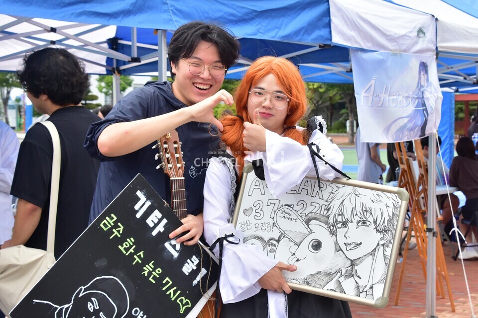 지난 9월 9일 우리 대학 시월광장 일대에서 열린 동아리 공개 모집 행사에서 문학전시분과 만화창작 중앙동아리 'A-HEART'의 부원이 만화 의상을 입고 직접 그린 그림을 들고 있다. [임승하 기자]