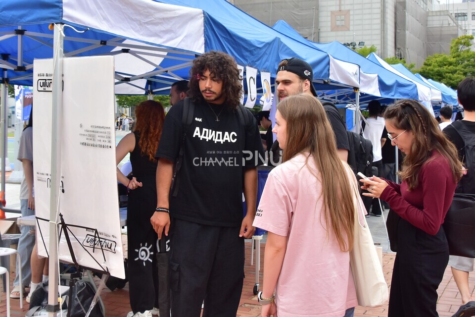 지난 9월 9일 우리 대학 시월광장 일대에서 열린 동아리 공개 모집 행사에서 외국인 유학생들이 동아리 부스를 오가며 관심을 보이고 있다. [임승하 기자]