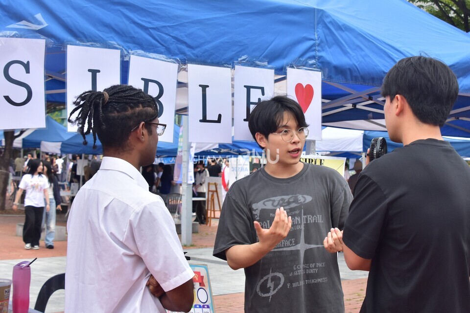 지난 9월 9일 우리 대학 시월광장 일대에서 열린 동아리 공개 모집 행사에서 학술이념분과 시사영어회화 중앙동아리 'POSSIBLE'의 부원들이 신규 부원을 모집하고 있다. [임승하 기자] 