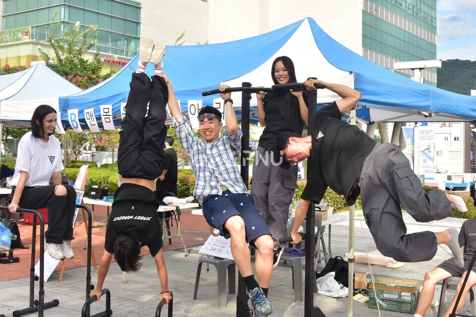 지난 9월 10일 우리 대학 시월광장 일대에서 열린 동아리 공개 모집 행사에서 체육분과 맨몸운동 중앙동아리 'IRON BAR' 부원들이 직접 맨몸운동 시범을 보이고 있다. [임승하 기자]