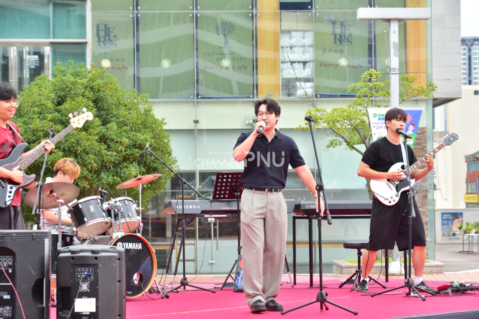 지난 9월 10일 우리 대학 시월광장 일대에서 열린 동아리 공개 모집 행사 무대에서 공연에술분과 밴드 중앙동아리 '좋은나라'가 공연하고 있다. [임승하 기자]