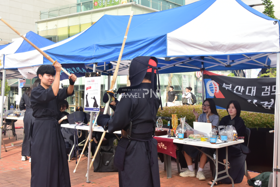 지난 9월 9일 우리 대학 시월광장 일대에서 열린 동아리 공개 모집 행사에서 무예분과 검도 중앙동아리 '지검회' 부원들이 직접 검도 시범을 보이고 있다. [임승하 기자]