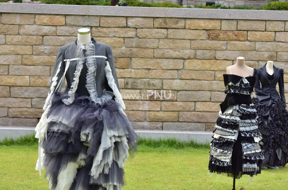 지난 9월 11일 우리 대학 박물관 새벽뜰에 전시된 의류학과 졸업 작품. [임승하 기자]