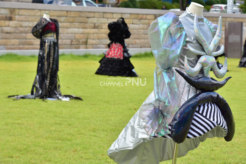 지난 9월 11일 우리 대학 박물관 새벽뜰에 전시된 의류학과 졸업 작품.  △화이트 △그레이 △블랙으로 이어지는 흐름을 관람객이 직관적으로 경험할 수 있도록 구성됐다. [임승하 기자]