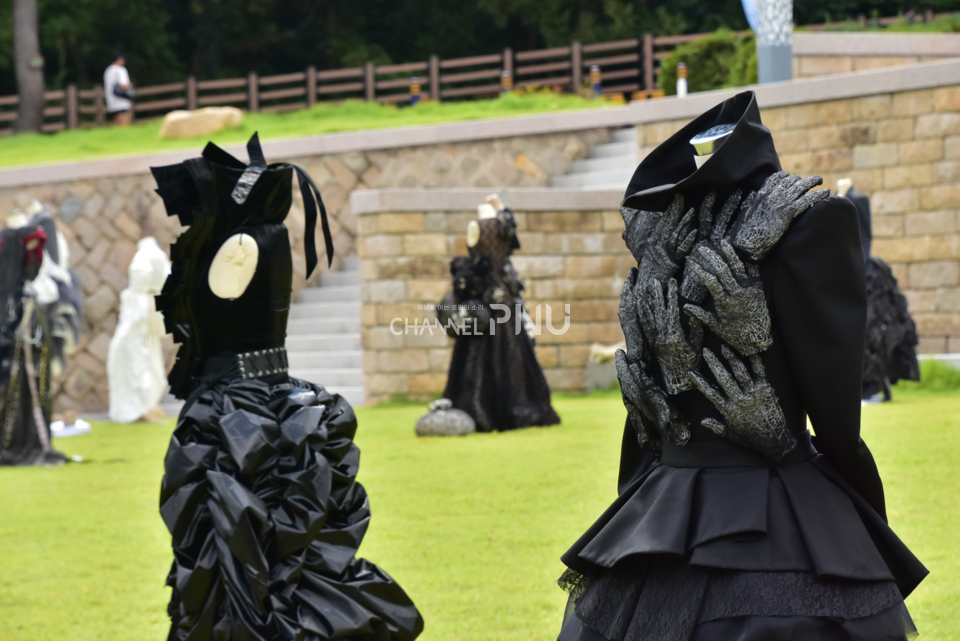 지난 9월 11일 우리 대학 박물관 새벽뜰에 전시된 의류학과 졸업 작품. '죽음'이라는 공통된 주제 아래 같은 검은색으로 각기 다른 작품을 만들어냈다. [임승하 기자]