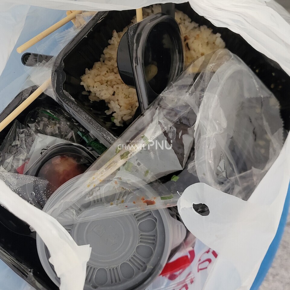 8월 25일 우리 대학 공동연구소동 쓰레기통에 남은 음식물과 소스가 섞인 채 비닐에 묶여 버려져 있다. [송민수 기자]