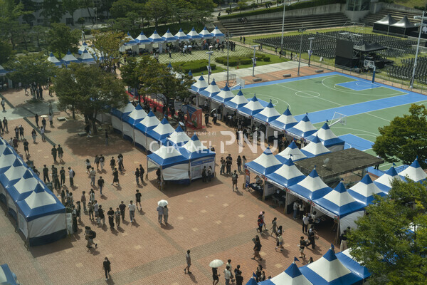 지난 9월 17~18일 우리 대학 시월광장에서 열린 '진로 IN, 미래 ON : 대학생·대학원생 커리어 페어'. [임현규 전문기자]