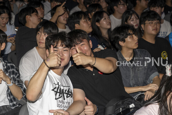 지난 9월 17~18일 우리 대학 시월광장에서 열린 '진로 IN, 미래 ON : 대학생·대학원생 커리어 페어'에서 행사 첫날 초청 가수 공연을 즐기는 관객. [임현규 전문기자]