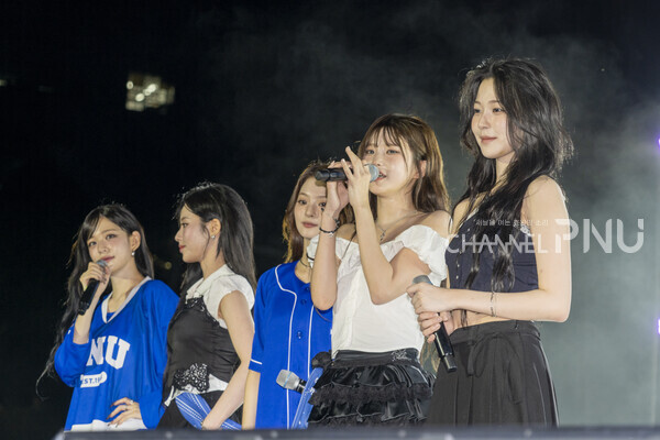 지난 9월 17일 1일차 초청 가요제 무대에 선 프로미스나인. 학생들의 환호에 멤버들이 인사를 건내고 있다. [임현규 전문기자]