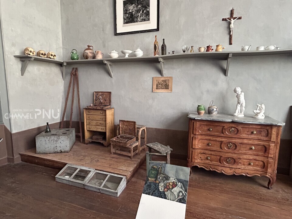 프랑스 엑상프로방스에 위치한 세잔의 아틀리에 내부. 폴 세잔이 과거에 직접 사용한 물건들이 전시돼 있다. [서유정 기자]