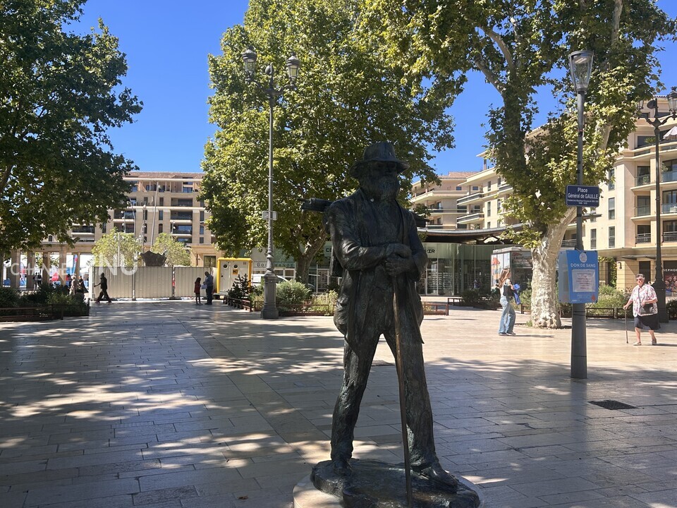 프랑스 엑상프로방스 지역의 미라보 거리에 위치한 로통드 분수 옆에 폴 세잔의 동상이 설치돼 있다. [서유정 기자]