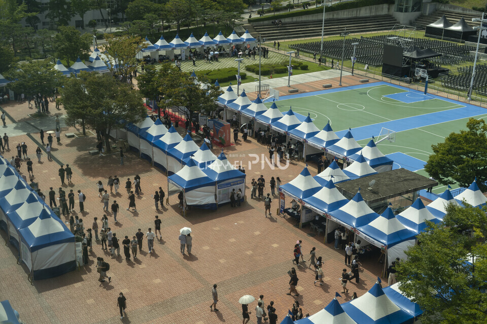 지난 9월 17일과 18일 시월광장 넉넉한 터에서 '진로 IN, 미래 ON : 대학생·대학원생 커리어 페어(커리어 페어)'가 열렸다. [임현규 전문기자]