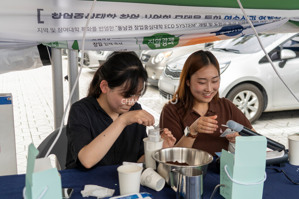 지난 9월 17일 커리어 페어 부스 창업체험 ZONE에서 진행된 '나만의 커피 드립백 만들기 체험'에 학생들이 참가했다.  [임현규 전문기자]