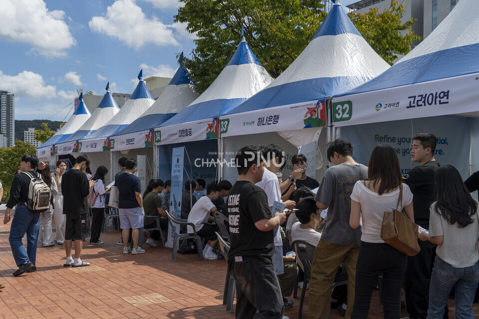 지난 9월 17일 커리어 페어 취업 ZONE 부스에는 채용과 기업 정보를 얻으려는 학생들로 붐볐다. [임현규 전문기자]