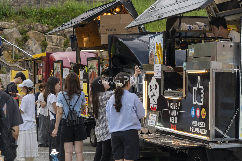 지난 9월 17일 제10·11공학관 인근 주차장에 마련된 푸드트럭에서 음식을 즐기기 위해 학생들이 모였다. 푸드트럭에서는 회오리 감자, 닭꼬치, 닭강정 등 다양한 메뉴가 판매됐다. [임현규 전문기자]