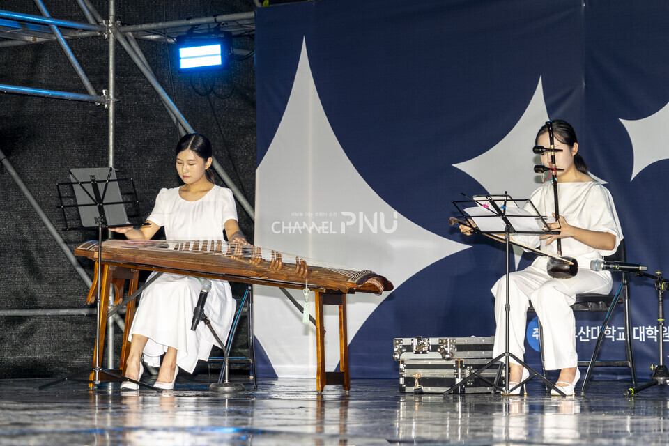 지난 9월 17일 우리 대학 한국음악학과 학생들이 넉터 잔디광장에서 열린 예술 공연 한마당 무대에 올라 열정적인 공연을 선보이고 있다. [임현규 전문기자]