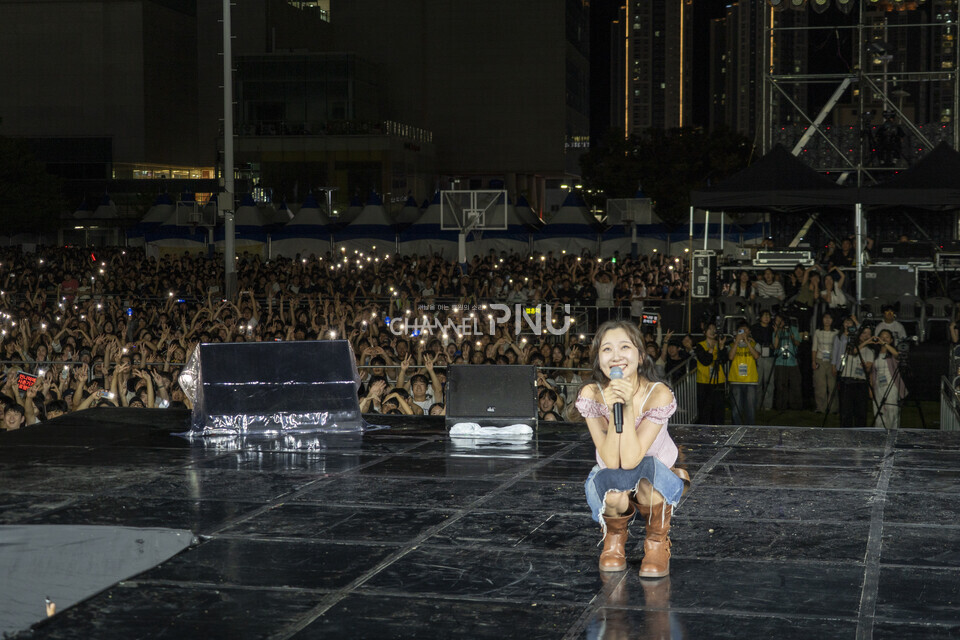 지난 9월 17일 커리어페어 초청가요제 무대에 오른 가수 볼빨간사춘기가 기념사진을 찍고 있다. [임현규 전문기자]