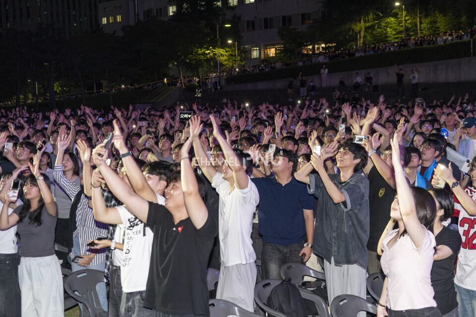 지난 9월 17일 커리어페어 초청가요제에서 학생들이 손을 들고 흔들며 가수 다이나믹 듀오의 공연을 즐기고 있다. [임현규 전문기자]