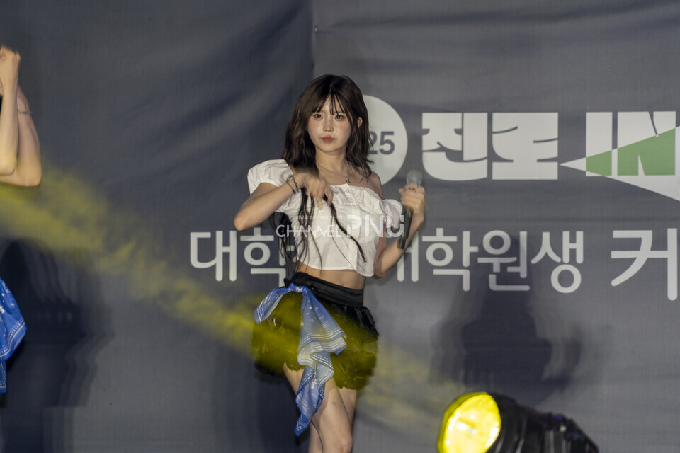 지난 9월 17일 커리어페어 초청가요제 무대에 오른 가수 프로미스나인이 공연을 시작하자 학생들의 환호성이 한층 더 커졌다. [임현규 전문기자]