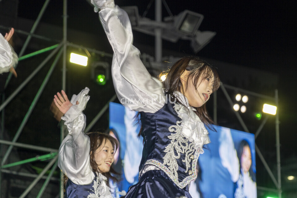 지난 9월 17일 우리 대학 응원단 피날레가 넉터 잔디광장에서 열린 예술 공연 한마당 무대에 올라 힘찬 공연을 펼치고 있다. [임현규 전문기자]