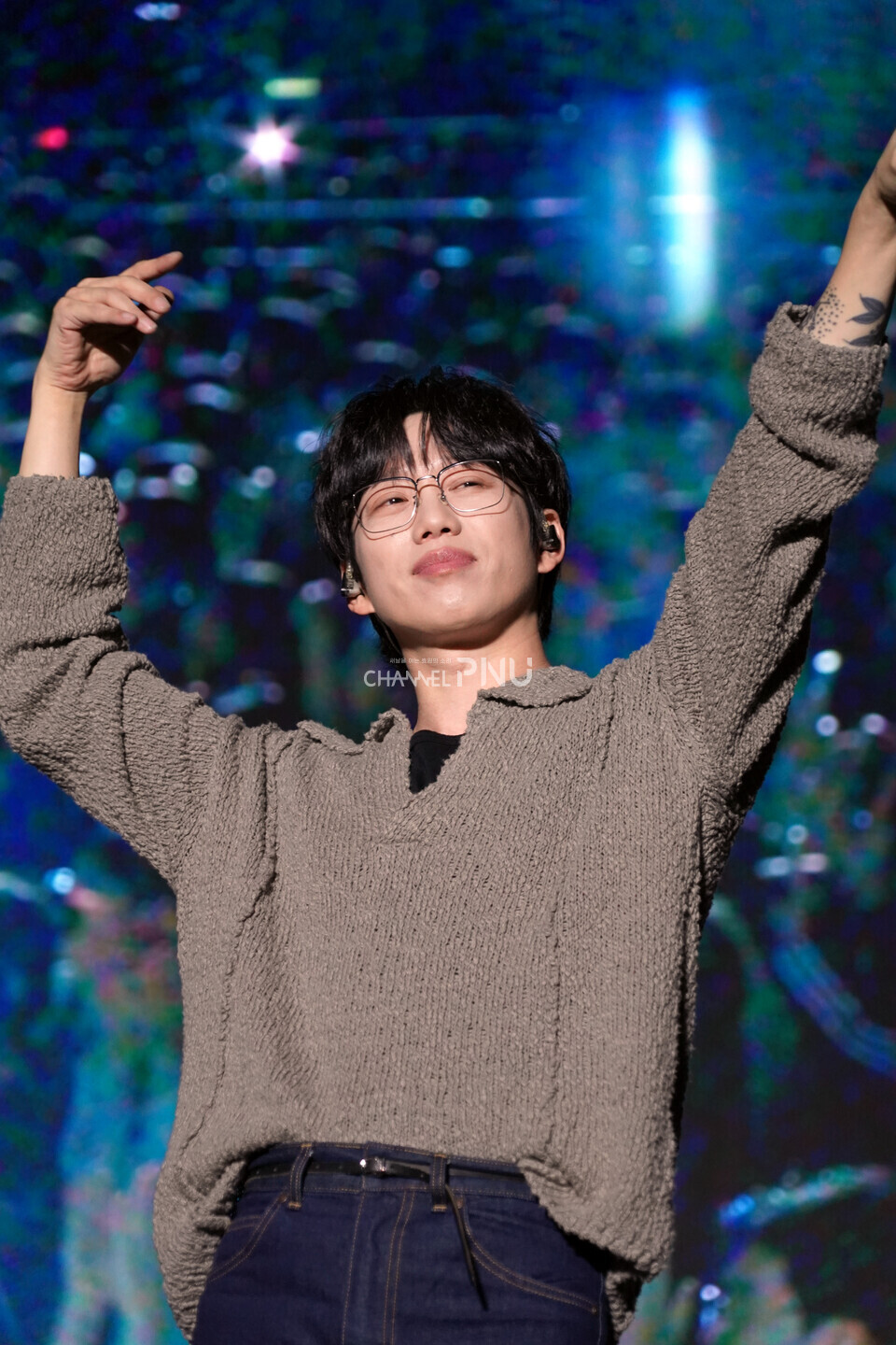 지난 9월 18일 가수 10cm가 커리어페어 초청가요제 무대에서 관객과 호흡을 맞추며 호응을 유도하고 있다. [남승우 부대방송국장]