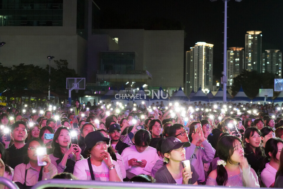 지난 9월 18일 커리어페어 초청가요제의 가수 10cm 무대를 본 관객들이 플래시를 켜고 손을 흔들며 호응하고 있다. [남승우 부대방송국장]