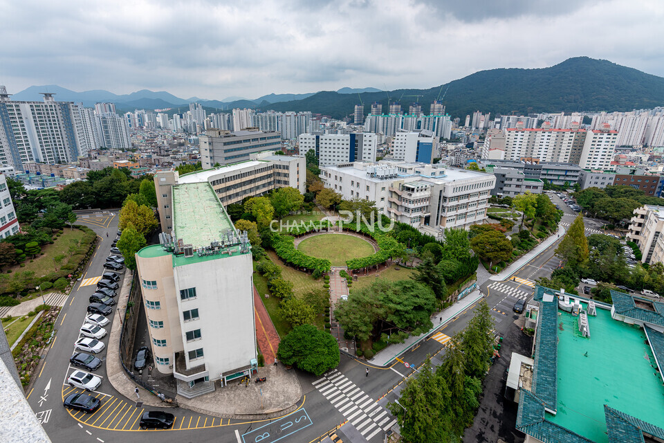 9월 24일 우리 대학 경제통상관 옥상에서 바라본 사회관과 예원정 일대.  [송민수 기자]