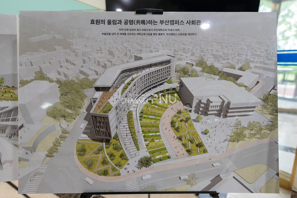 9월 24일 사회관 1층 로비에 안내 되어있는 재건축되는 사회관의 전반적인 구성을 알려주는 조감도다. 해당 조감도에 따르면 기존의 예원정을 철거하고 향후 예원마당과 어울림언덕으로 함께 재편될 예정이다.