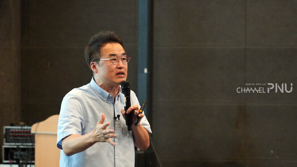 지난 9월 20일 부산 중구 부산영화체험박물관에서 열린 ‘부마문화제: 청년 렉쳐콘서트’에 강연자로 참석한 최태성 강사. [부마민주항쟁기념재단 제공]