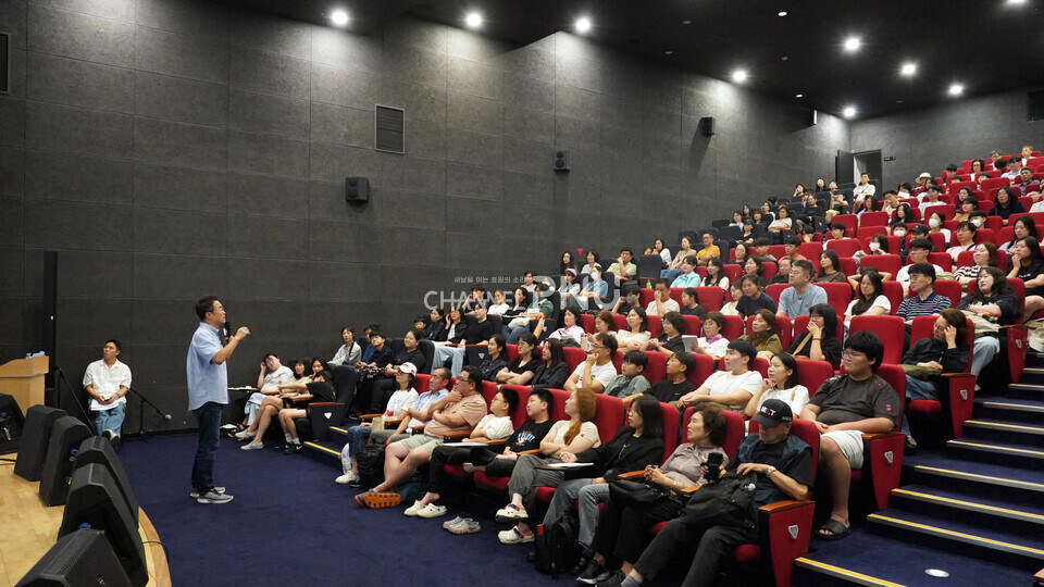 지난 9월 20일에 부산 중구 부산영화체험박물관에서 열린 ‘부마문화제: 청년 렉쳐콘서트’의 최태성 강사 강연을 시민들이 듣고 있다. [부마민주항쟁기념재단 제공]
