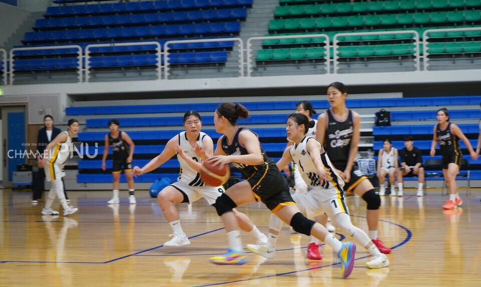 지난 9월 24일  '2025 KUSF 대학농구 U-리그' 정규리그 마지막 경기가 경암체육관에서 진행됐다. [이보영 기자]