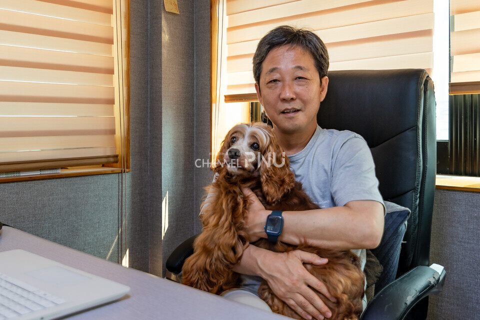 지난 8월 20일 부산 연제구의 동물보호단체 라이프 사무실에서 만난 라이프 심인섭 대표. [송민수 기자]