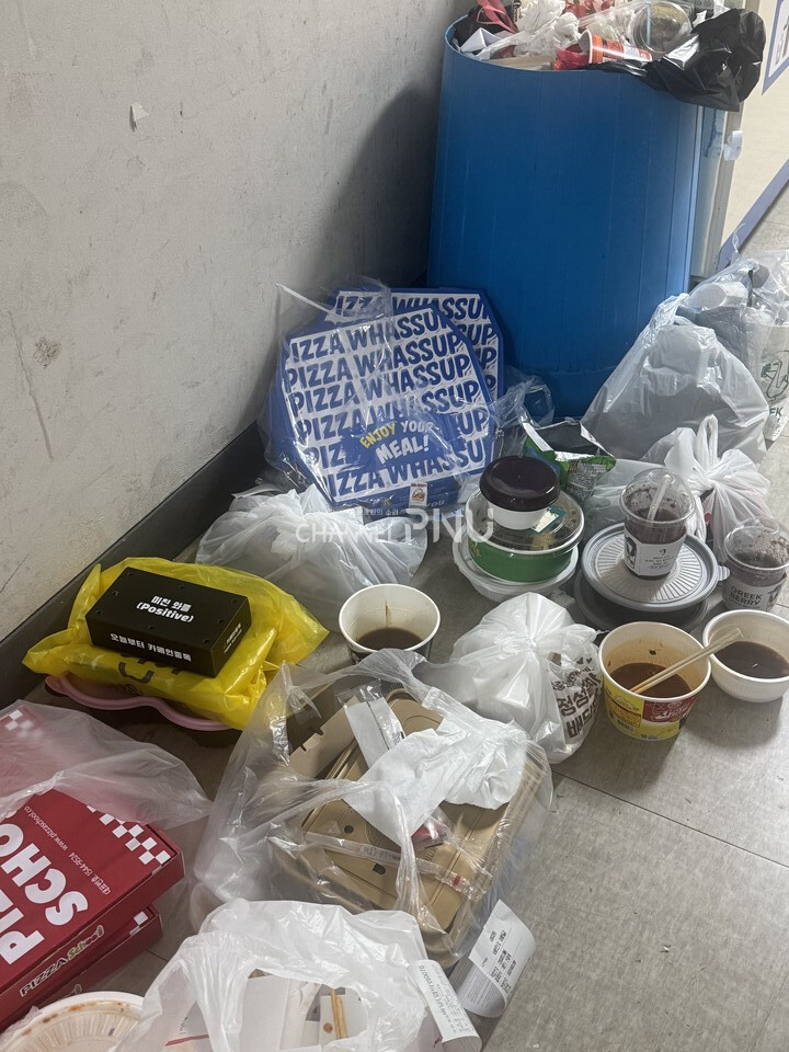 지난 10월 9일 우리 대학 건설관 한 쓰레기통 주변에 각종 음식물 쓰레기와 용기가 산적하다. [김보경 기자]