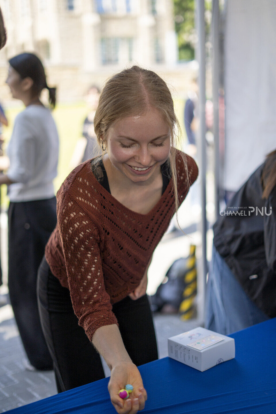 지난 10월 1일 열린 ‘PNU K-Festival’에서 한 외국인 유학생이 박물관 새벽뜰 앞 부스에서 공기 놀이를하며 한국 전통 놀이 문화를 즐기고 있다. [임현규 전문기자]