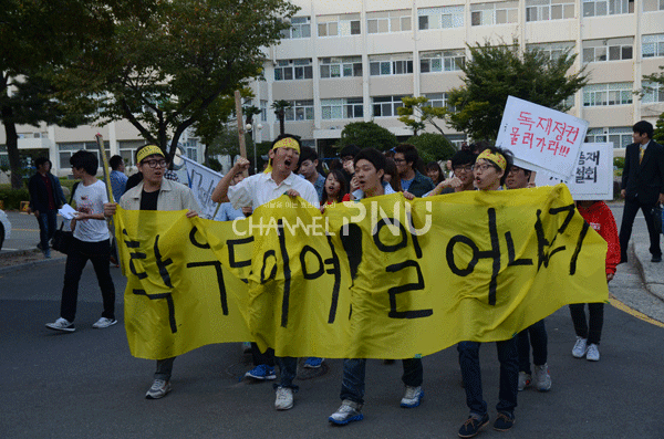 2012년 10월 4일 열린 시월제에서 부마민주항쟁을 재현 중인 학생들. 하지만 학생 중심의 행사였던 시월제는 2022년을 마지막으로 3년째 열리지 않고 있다. [채널PNU DB]