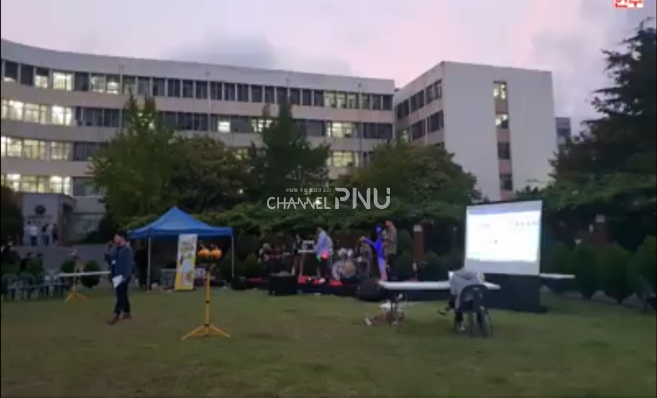 2018년 10월 16일 부산대학교 사회과학대학 페이스북에 업로드된 2018년 문창제의 행사 영상이다. 원형 잔디밭 위에  가요제 및 장기자랑을 위한 무대가 설치되고 있다. [부산대학교 사회과학대학 페이스북 갈무리]