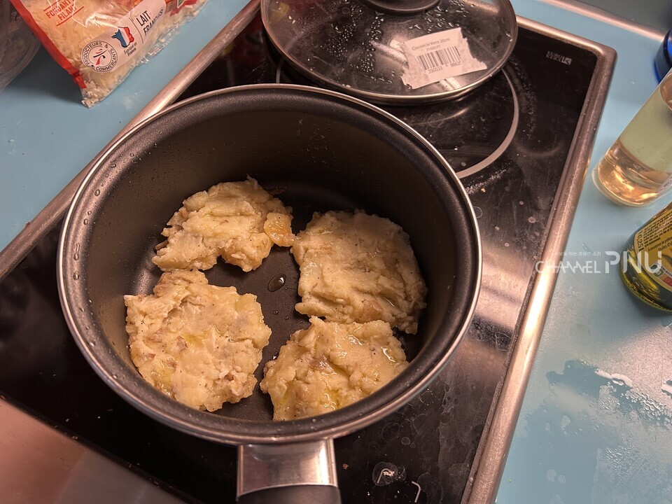 최근 엑스마르세유 대학 기숙사에서 필자가 구매한 식재료로 직접 감자전을 부쳤다. [서유정 기자]