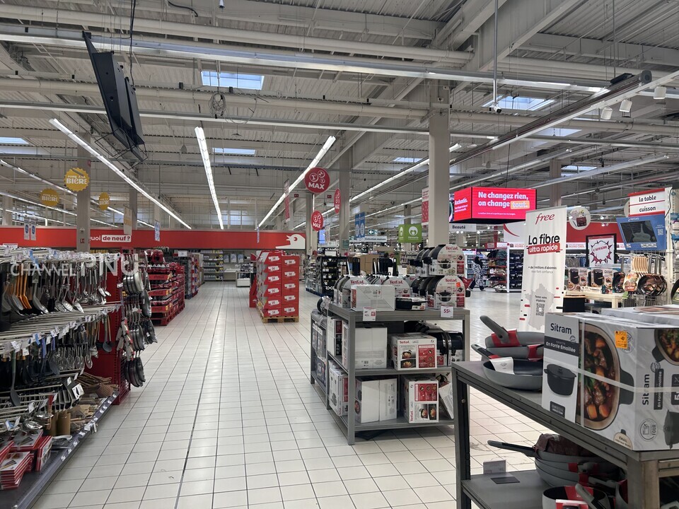 엑상프로방스 외곽 지역에 위치한 대형마트인 오샹(Auchan)의 내부 전경. 식료품 외에도 전자제품, 침구류 등 다양한 물품을 판매한다. [서유정 기자]