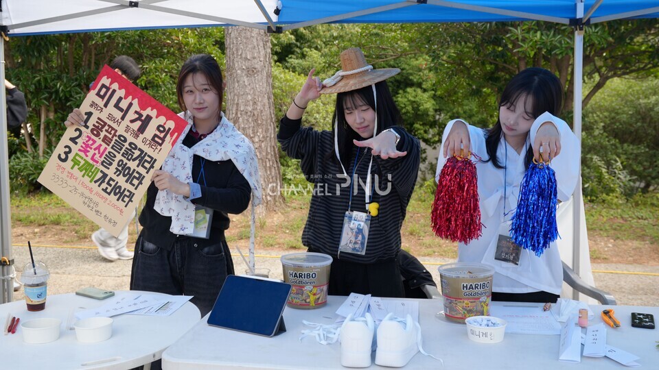 지난 10월 30일 경제통상관 아래 도로 입구에서 열린 경맥제. 미니게임 부스를 운영하는 학생들. [박선영 기자]