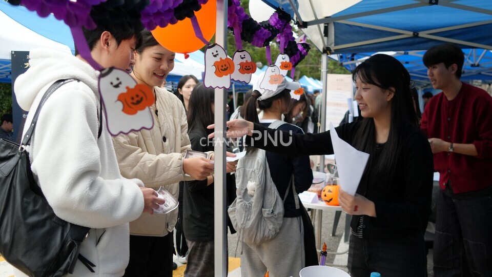 ​지난 10월 30일 경제통상관 아래 도로 입구에서 진행된 경맥제. 한 학과 부스에서 한 학생이 낸 문제에 다른 학생이 답하고 있다. [박선영 기자]​