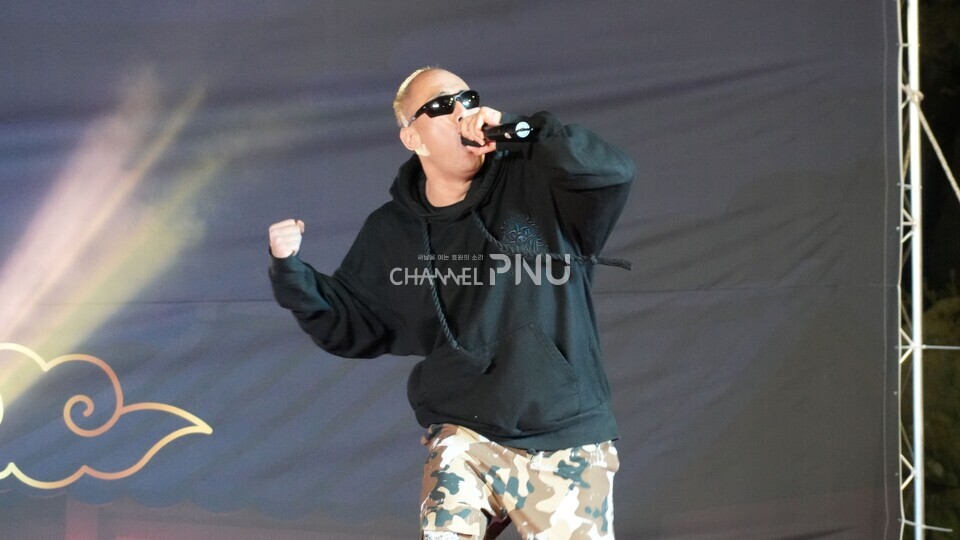 지난 10월 30일 경제통상관 아래 도로 입구에서 진행된 경맥제 무대에서 래퍼 정상수가 공연하고 있다.[박선영 기자]