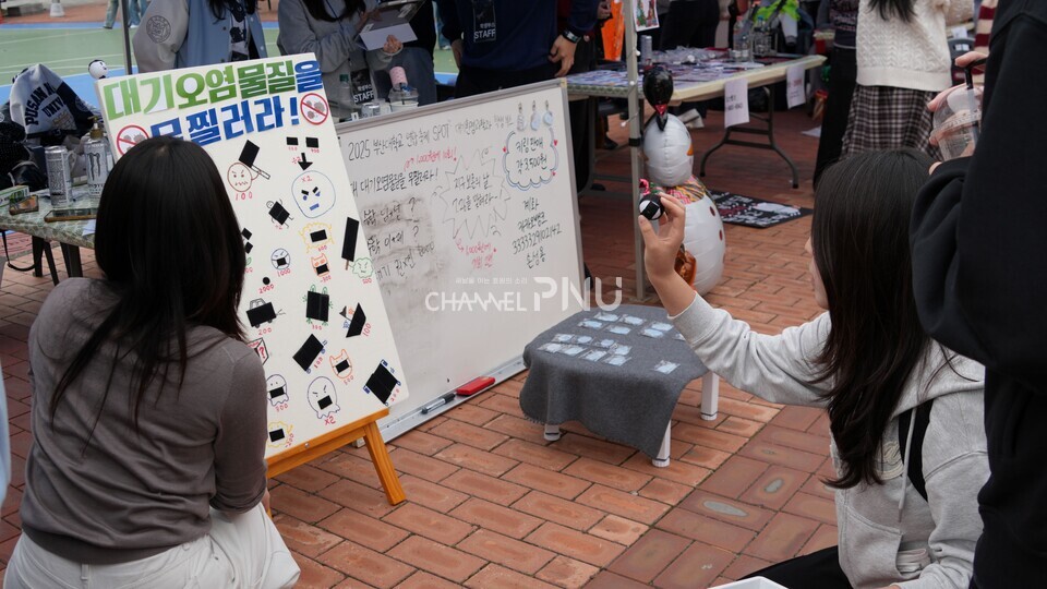​지난 10월 30일 우리 대학 시월광장 넉넉한 터에서 열린 SPOT 연합 축제 부스에서 한 학생이 정해진 자리에 공을 던지는 게임을 하고 있다. [박선영 기자]